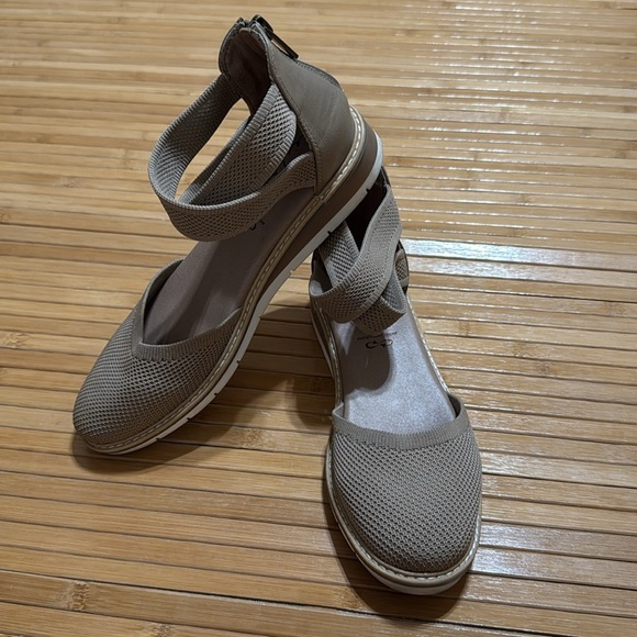 Me Too Adria Mesh Closed Toe Wedge Sandals - Picture 5 of 6